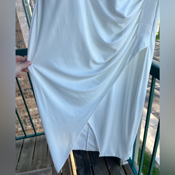 ๐ Guess White One-Shoulder Chain Detail Asymmetric Dress Greek-Inspired Style 14 - Picture 8 of 15